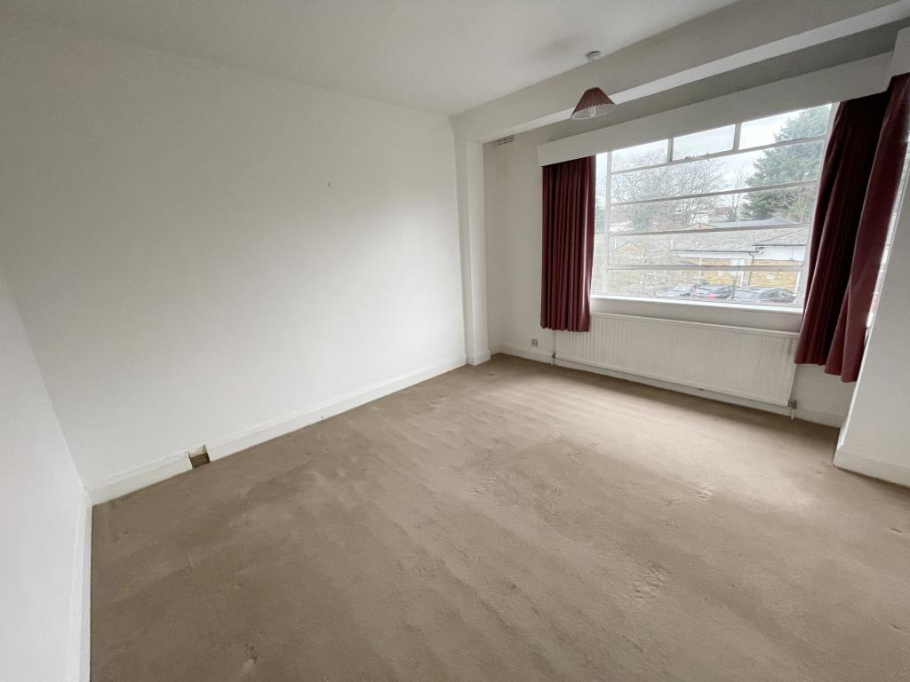 Lot: 43 - TWO-BEDROOM MAISONETTE FOR IMPROVEMENT - Good size bedroom one